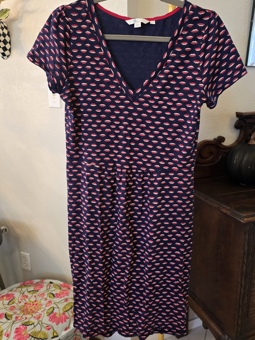 Boden Navy V‑Neck Short Sleeve Midi Dress with Pink Lips Print 8R US